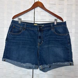 Old Navy The Sweetheart 5 Pocket Sewn Cuffed Jean Short Size 16 Regular